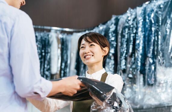 おしゃれ着に最適な手仕上げに対応しています | 中村区でクリーニングならクリーニングサービスマルマン